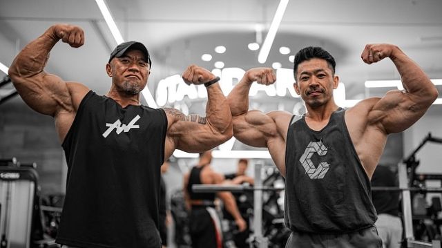 画面の圧迫感すごぉ！湯浅幸大がボディビルダー同士の2ショットを披露！ | 話題の投稿 | スポーツブル (スポブル)