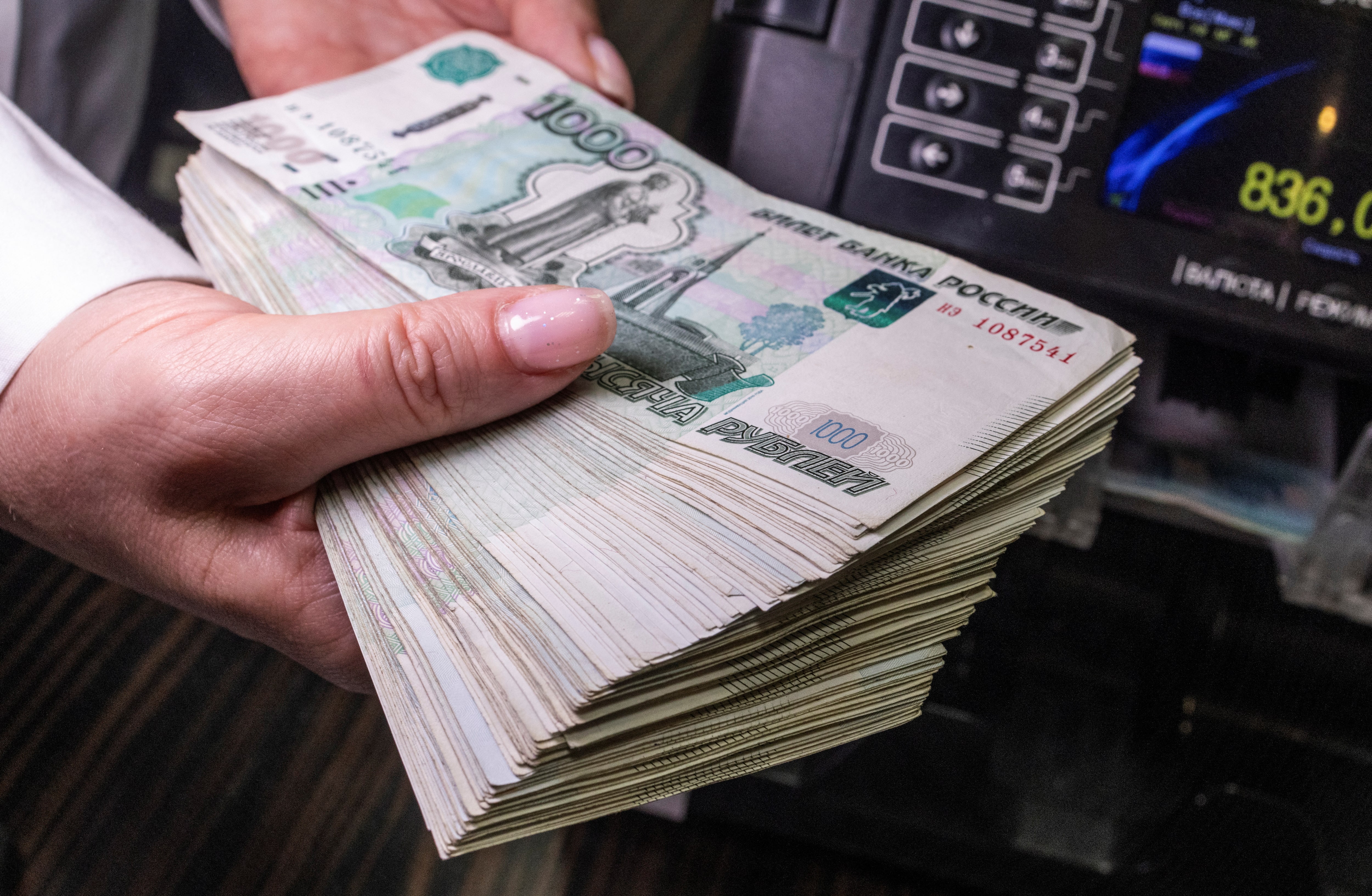 ロシア経済、制裁発動でもルーブル安と原油高が短期的支えに＝アナリスト