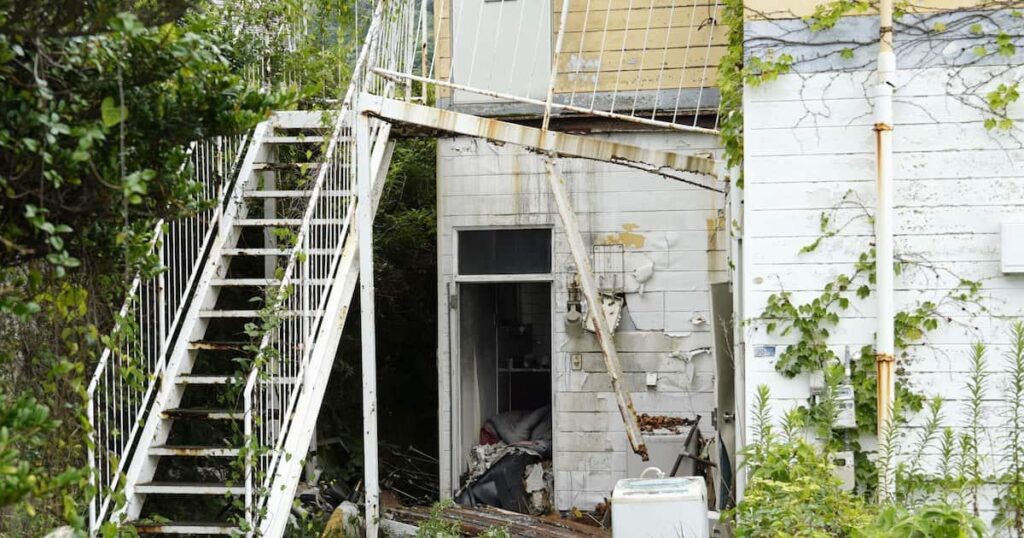 アパート2階の階段踊り場が崩落、2人転落し男性1人死亡 長崎、空き家状態