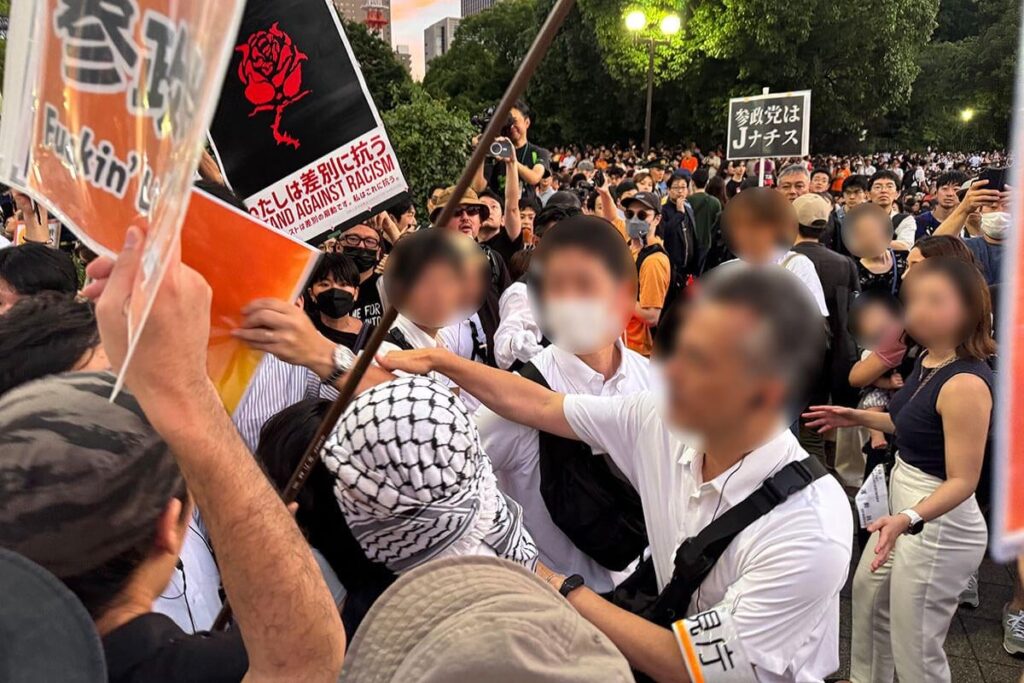 「オメー、警官なら手帳見せろよ、コスプレか？」2万人集結の参政党マイク納めは“アンチ”の乱入で大混乱 警察官の制止を聞かずあわや暴動に ―〈アホカス差別野郎〉〈レイシストに利用されるな〉