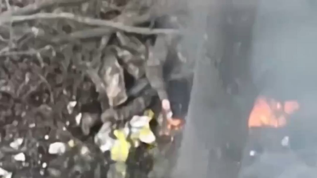 ロシア人は彼の燃えている同志をライターとして使用してタバコを照らす