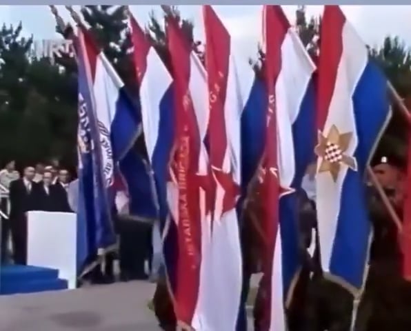 1997年の軍事散歩で一緒に党派とホームガードの旗が一緒に旗を掲げます