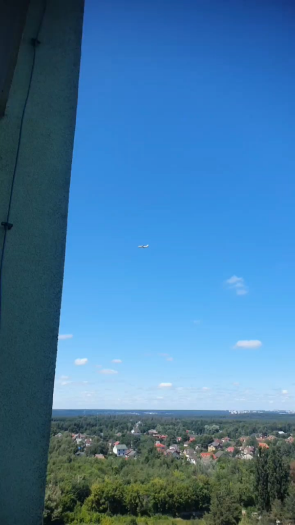 今日、輸送an-124ルスランがキエフの上を空に飛びました。