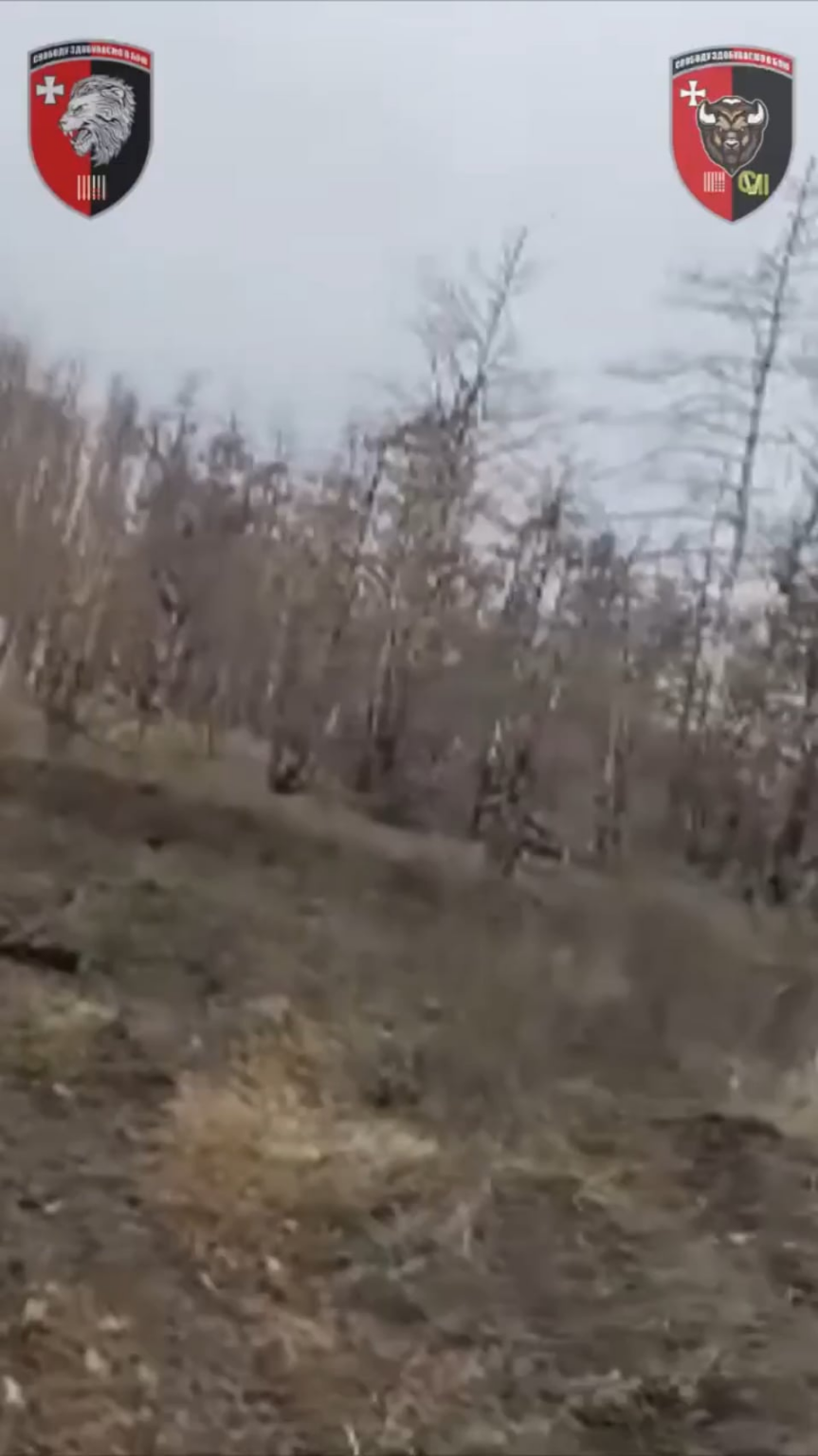 ロシアの兵士は、第63旅団からウクライナ兵に降伏します。 2025年7月。