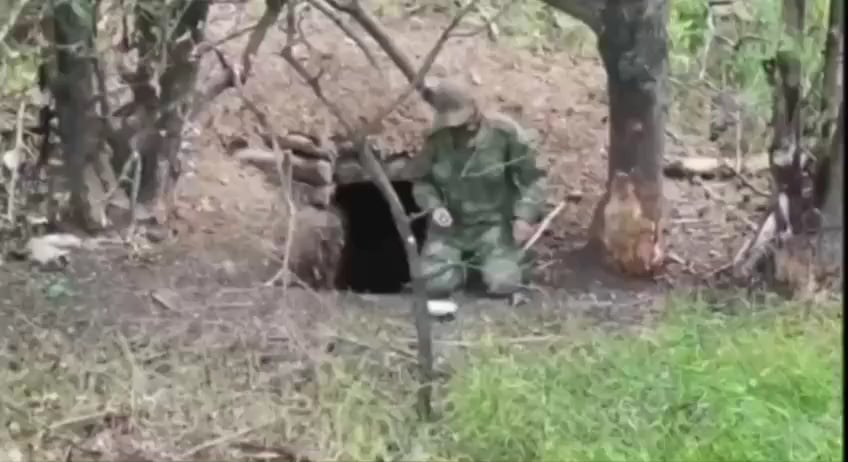ロシアの兵士は、これまで見たことのない方法で彼の隠れ家の近くで彼の最後の決定を果たします。 （場所と日付は開示されていません）