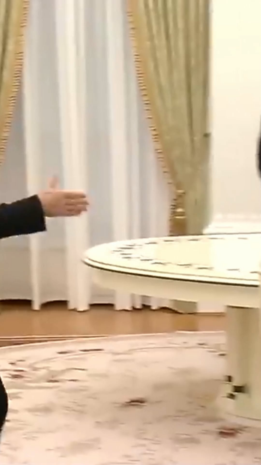 腐った木のワーミーフルーツ。これは比phorではなく、ロシアの真の本質です。