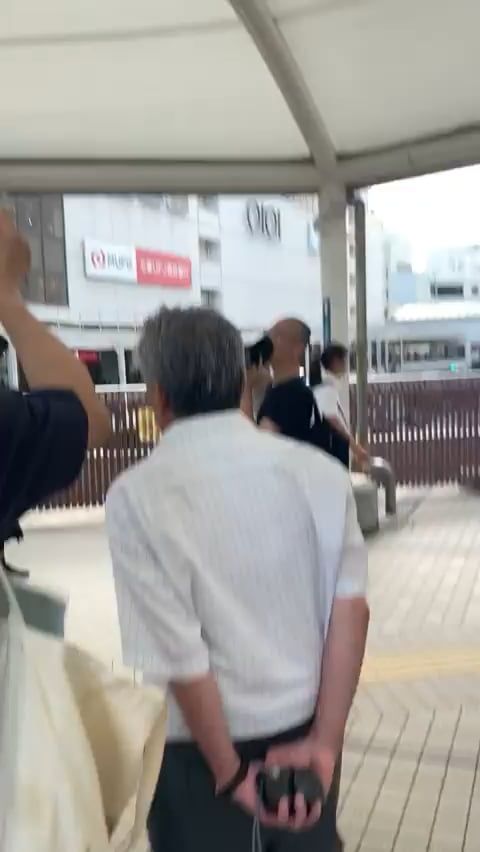 【動画】福島みずほ、ラサール石井、金子ときおの街宣に妨害にきたネトウヨ。速攻スタッフとカウンタープロテスターに囲まれる。社民党が排外主義に抗うと言っているから、こんなのがやってくる。ほんと邪魔。#社民党