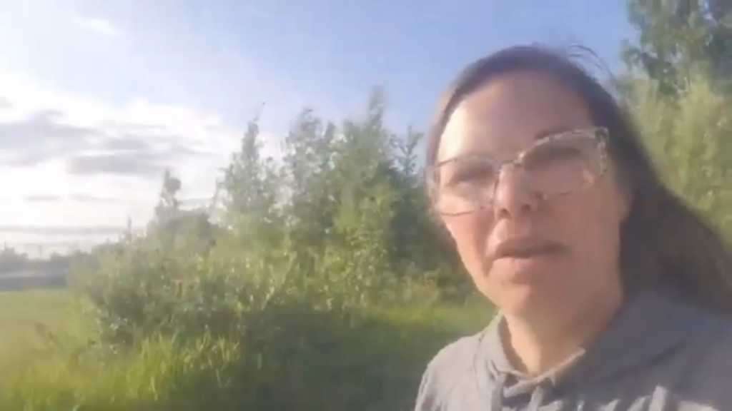 反目を覚まし、反LGBTQテキサン/アメリカ人は家族をロシアに移住させ、ロシア軍に募集して戦争記者として働き、代わりに彼は適切な訓練なしで最前線に送られます