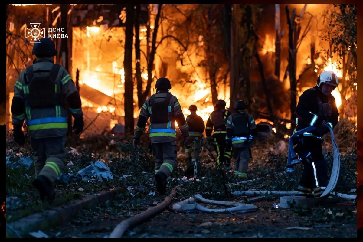 キーウの攻撃現場で消防士が対応に当たる様子/State Emergency Service of Ukraine/Reuters