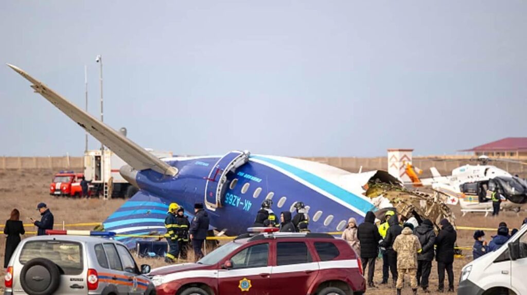 カザフスタンのアクタウの近くの飛行機のcrash落事故：火を開けるロシアの録音表面 - 写真、ビデオ