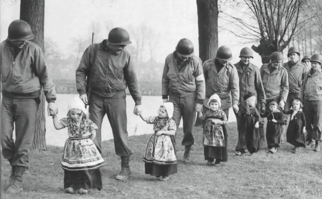 オランダの女の子はアメリカ兵を踊りに護衛します（第二次世界大戦後）