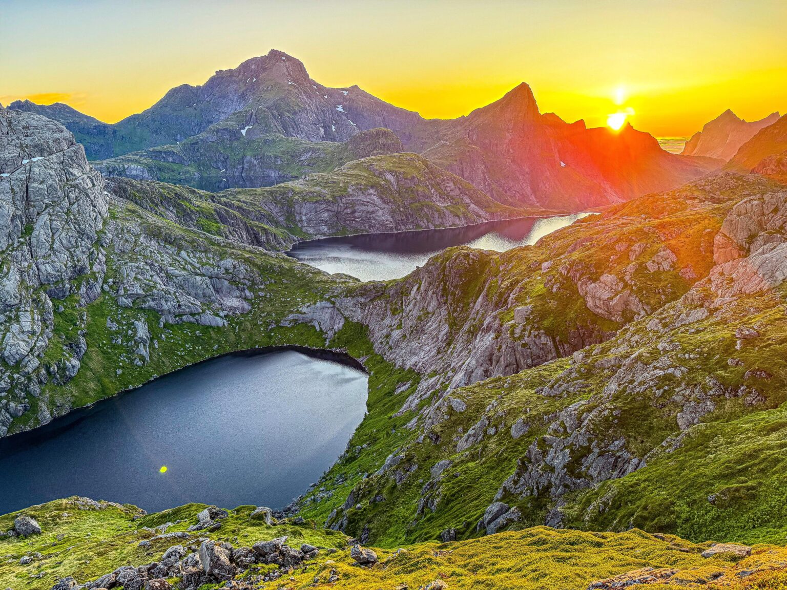 Tennesvatnet＆fjerddalsvatnet-ノルウェー、ロフォーテン諸島のムンケブへの真夜中のハイキング [OC] [5712x4284]