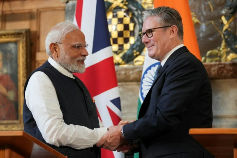 二国間会談と自由貿易協定調印を終え、共同記者会見を行う英国のキーア・スターマー首相（右）とインドのナレンドラ・モディ首相（2025年7月24日、英国ロンドン北西部のチェッカーズにて）。