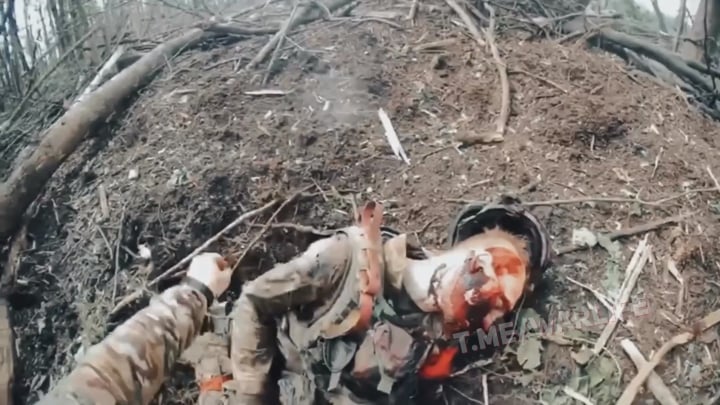 ウクライナの特殊部隊は、緊密な戦闘で破壊されたロシアの攻撃グループからトロフィーを終了し、収集します。