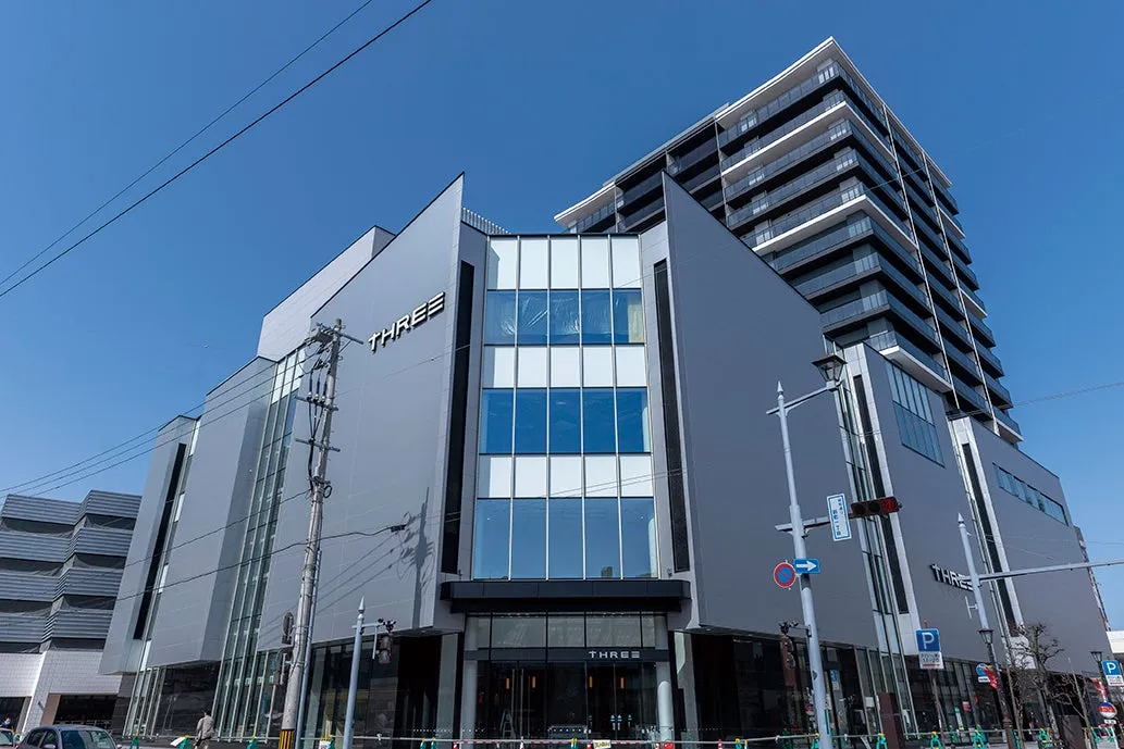 複合商業施設THREE