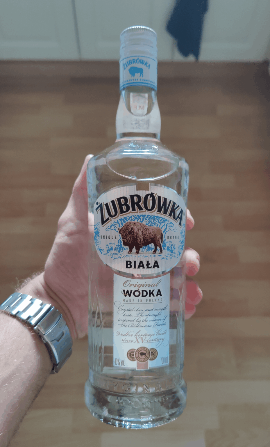 私はガールフレンドの父親からこのボトルを受け取りました、彼女は彼の友人だけがアルコールを受け取ると言ったので、彼は私が好きだと思いますか？