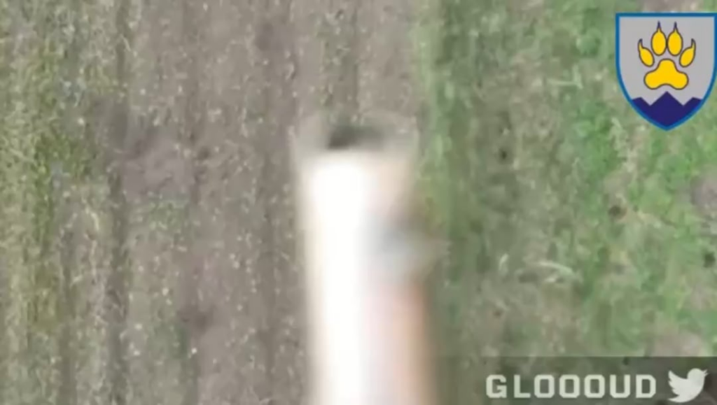 ロシアの侵略者は、ウクライナの第15山攻撃大隊からドローンを落とした手ren弾によって斬首されます