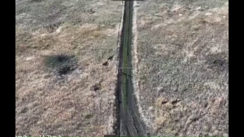 [NSFW/NSFL] Warcrime：捕らえられたロシアの兵士は、後部に向かう途中でロシアの破壊者に撃たれました。この事件は、第65機械化旅団によって観察されました。 Zaporizhzhia Front。 [Published 17.07.2025]
