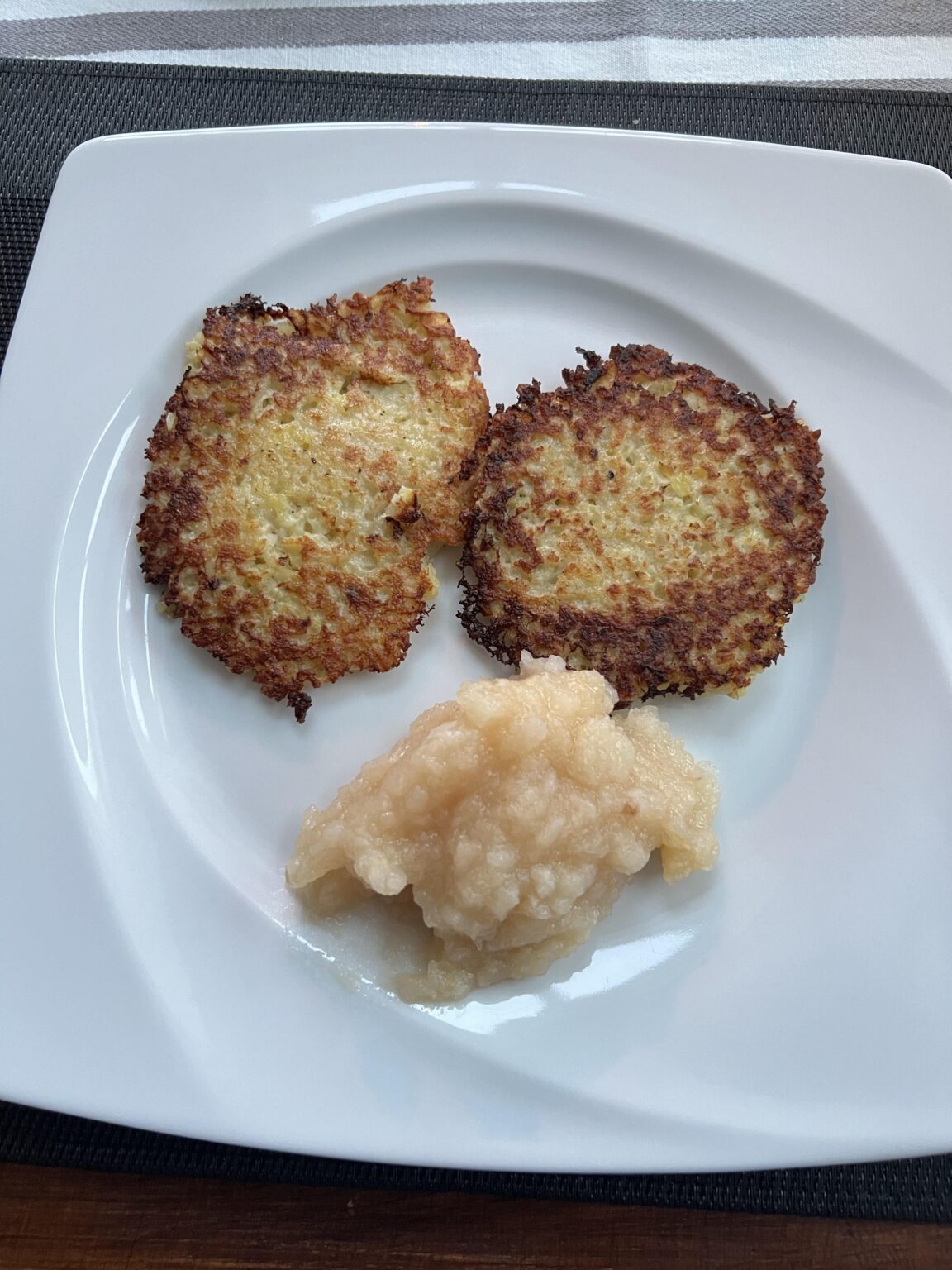 ドイツに来たときの私のお気に入りの食事の1つ。 Kartoffelpuffer mit apfelmus