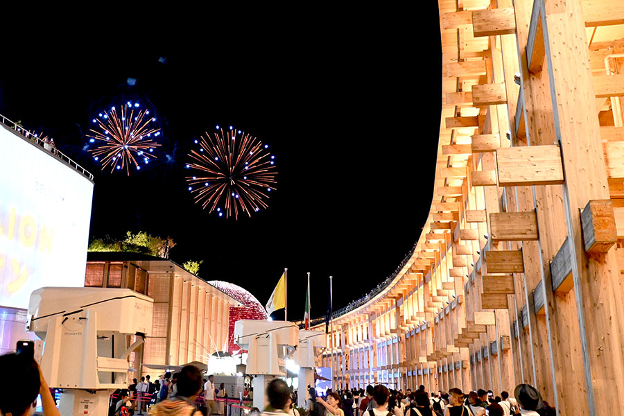 『大阪・関西万博』にて花火打ち上げを待つ人々（7月21日）