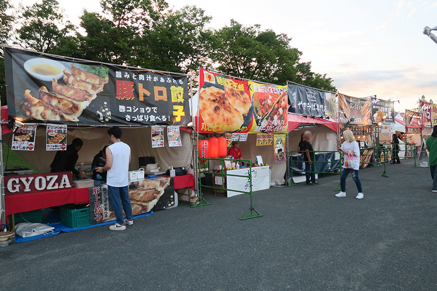万博記念公園『万博夏まつり2025』のメインイベント『万博夜市 with ビアガーデン』には屋台グルメがずらり（7月25日・大阪府吹田市）