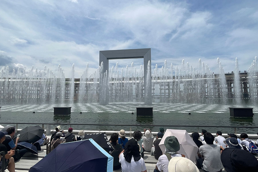 『2025大阪・関西万博』ウォータープラザの水上ショー『水と空気のシンフォニー』（7月11日・11時頃／Lmaga.jp撮影）