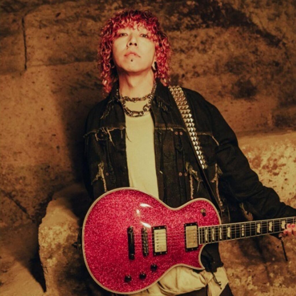 超人気ギタリストが14歳少女に「キレイだね」DMやり取りで一発解雇　“莫大違約金”発生の可能性も（SmartFLASH） - Yahoo!ニュース