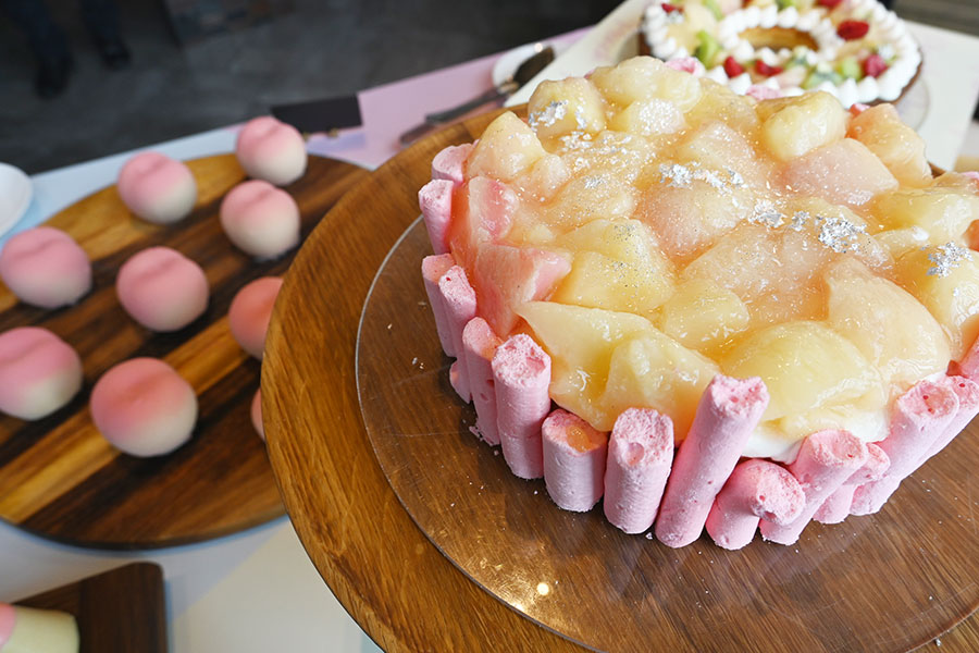 『ピーチ＆アイスクリーム スイーツビュッフェ～』には、「ピーチとキウイのタルト」「桃ピーチムース」など華やかな桃スイーツ約18種が勢揃い