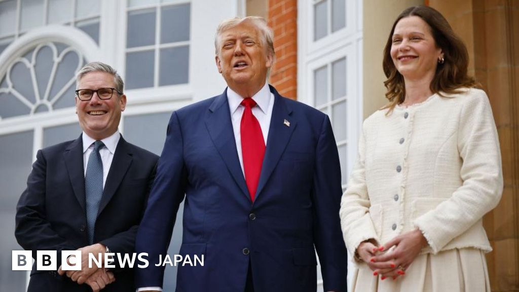 スターマー英首相、トランプ氏を歓待　ゴルフ場視察や報道陣との長時間質疑にも同席 - BBCニュース