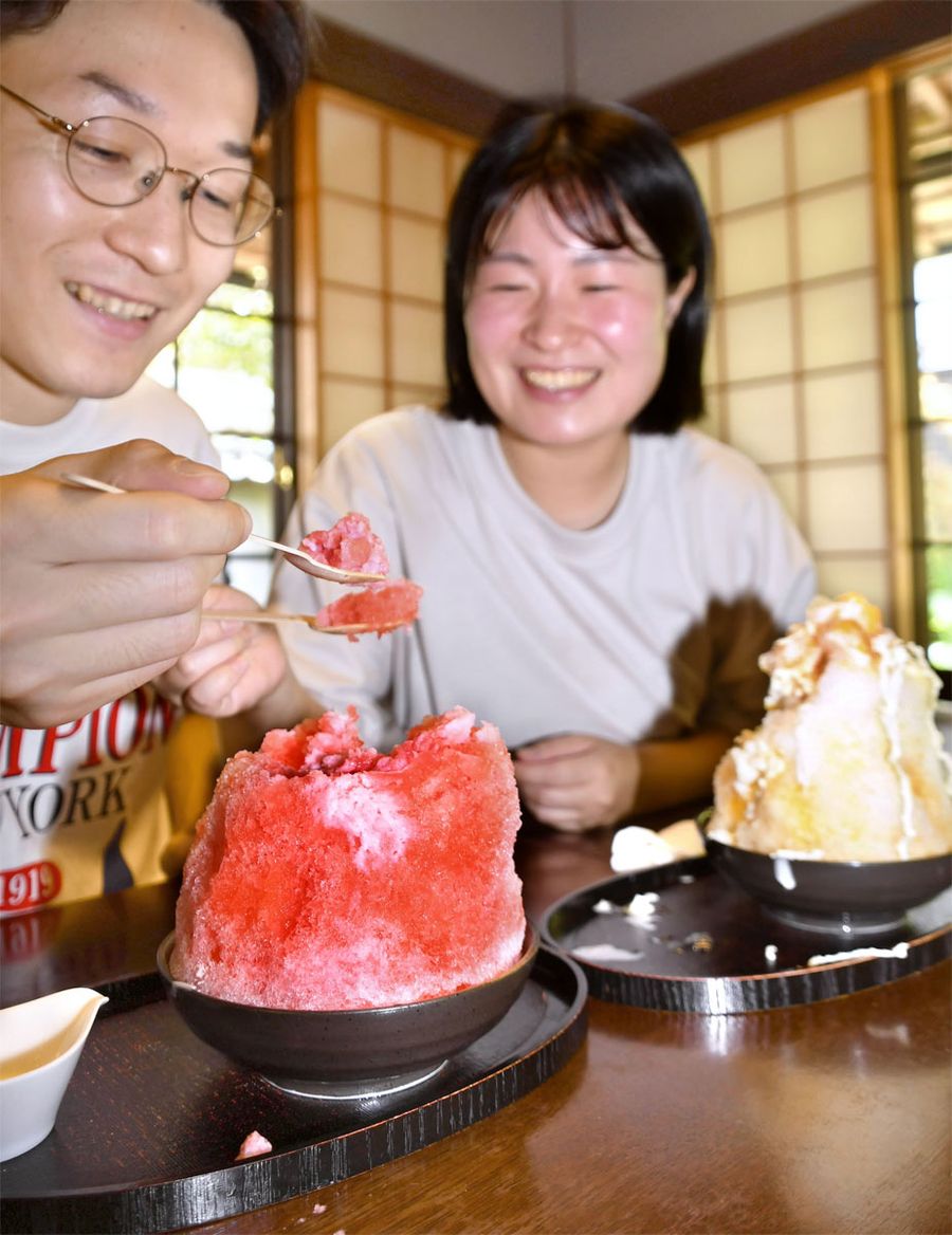 かき氷を食べて暑さを吹き飛ばす来店客（佐川町甲の旧浜口家住宅）