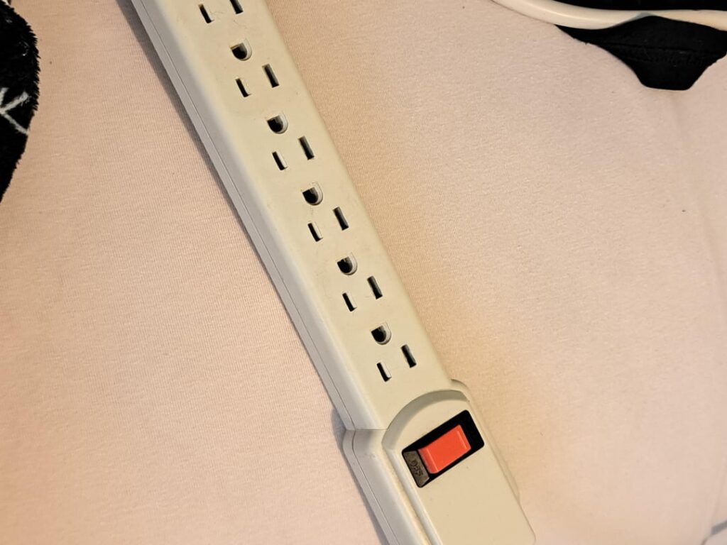 このアダプターがドイツのソケットにある125Vパワーストリップを使用できますか？
