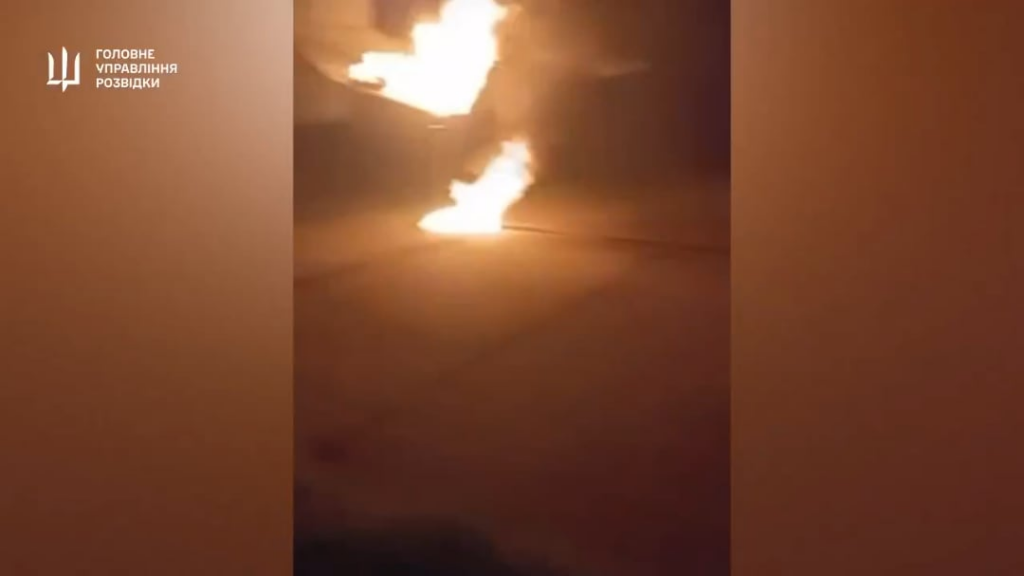 ロシアのSU-27UBファイタージェットは、クラスノダルクライのアルマビル飛行場で一晩破壊されたとHurは報告しています。基地とその航空機は、主にクラスノダル航空学校の士官候補生を訓練するために使用されます。地元の人々は、近くの町でのコミュニケーションがダウンしていると言います。 26.07.2025