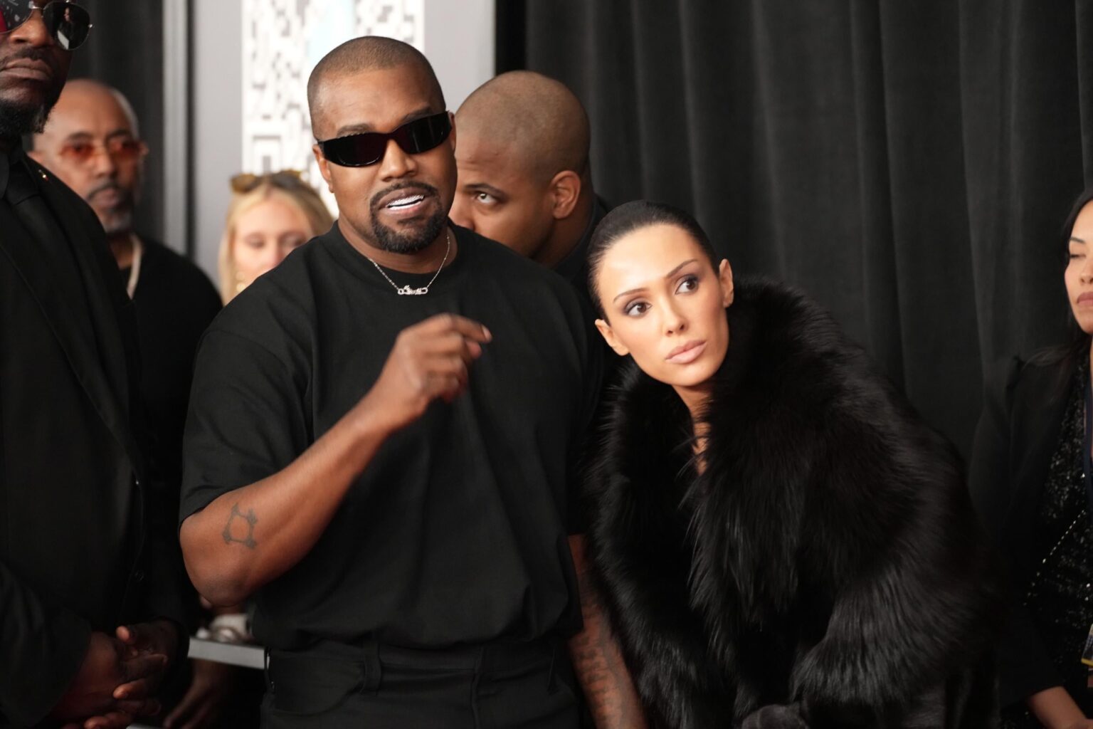 Kanye West Visaはヒトラーの歌でキャンセルしました