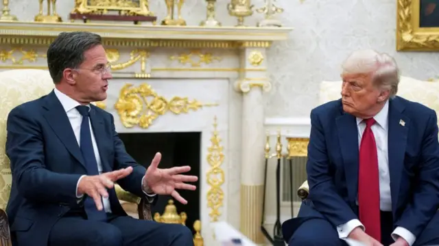 ダークスーツ姿のルッテ氏とトランプ氏が椅子に座り、互いに目を見て話をしている。ルッテ氏は両手を前に伸ばして広げている。トランプ氏は両足の間で両手を合わせている