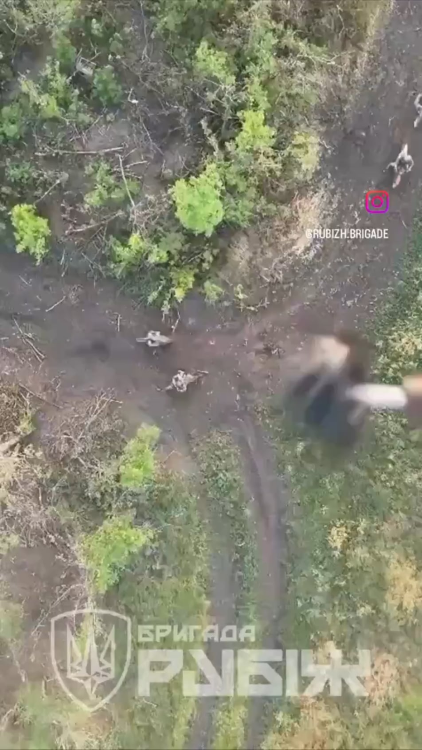ロシアの兵士に手ren弾を落とすと、いくつかの反人物鉱山の爆発が引き起こされます