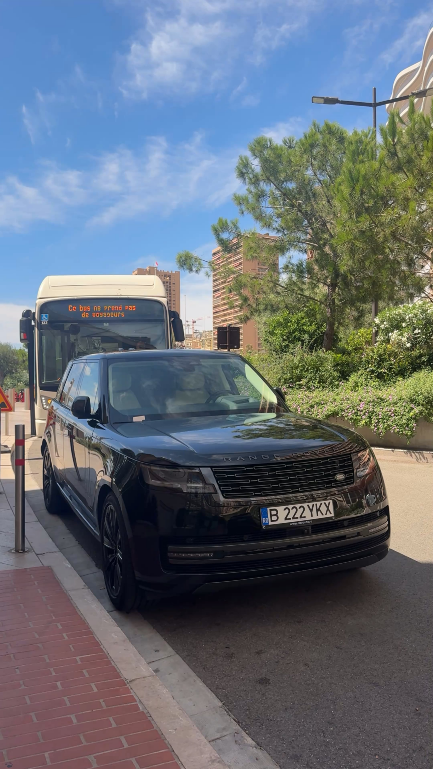 レンジローバーは、モナコの全国をブロックしました