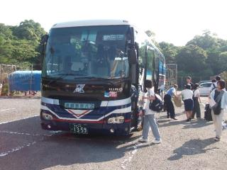 写真：観光バスで出発