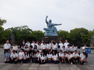 写真：平和公園 平和祈念像にて