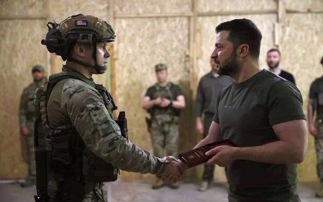 最前線の司令官であるオレ・シュリアイエフ少佐は最近、ウクライナのヒーローの称号を授与しました。新しい種類の戦闘装置を開発しました。