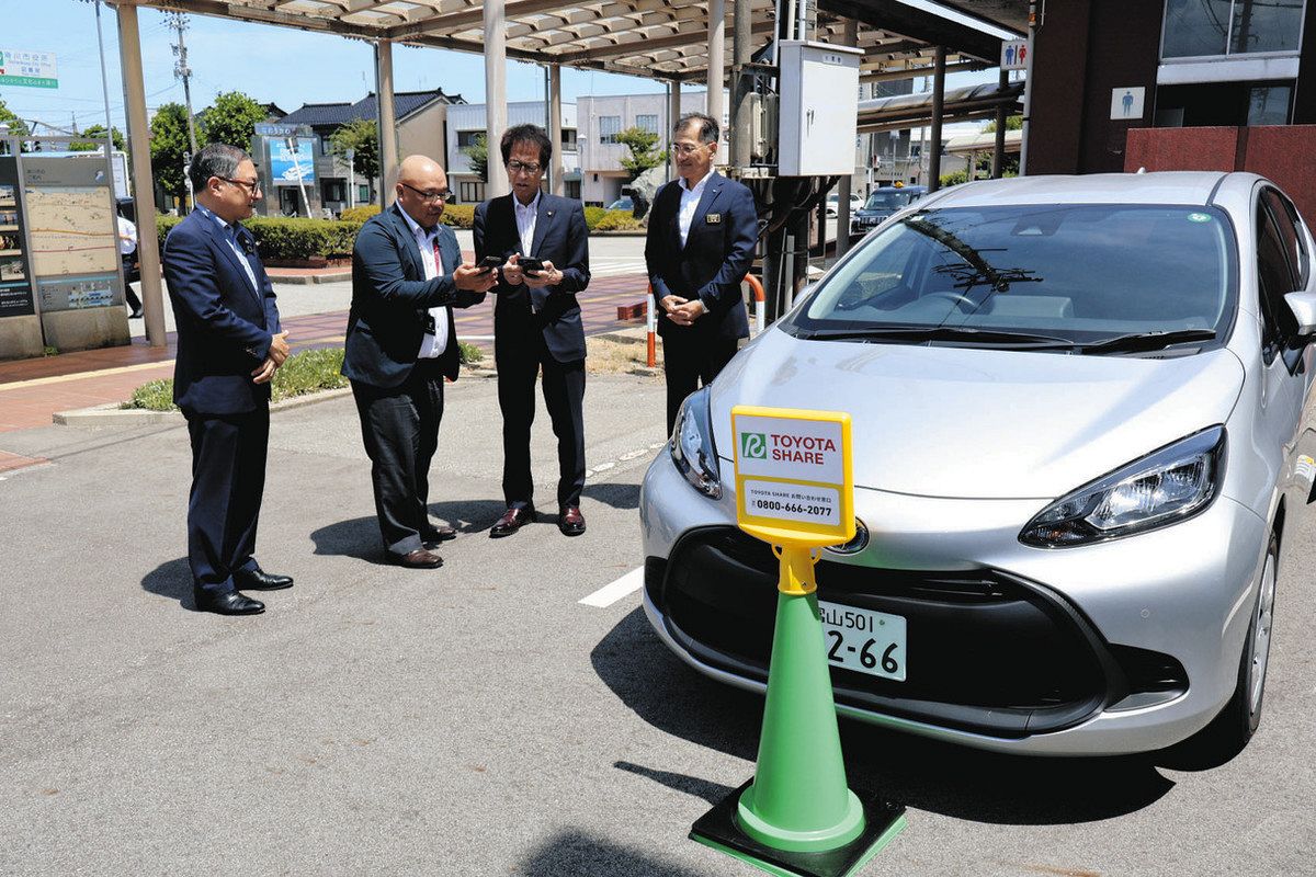 カーシェアの説明を受ける関係者＝あいの風とやま鉄道滑川駅で

