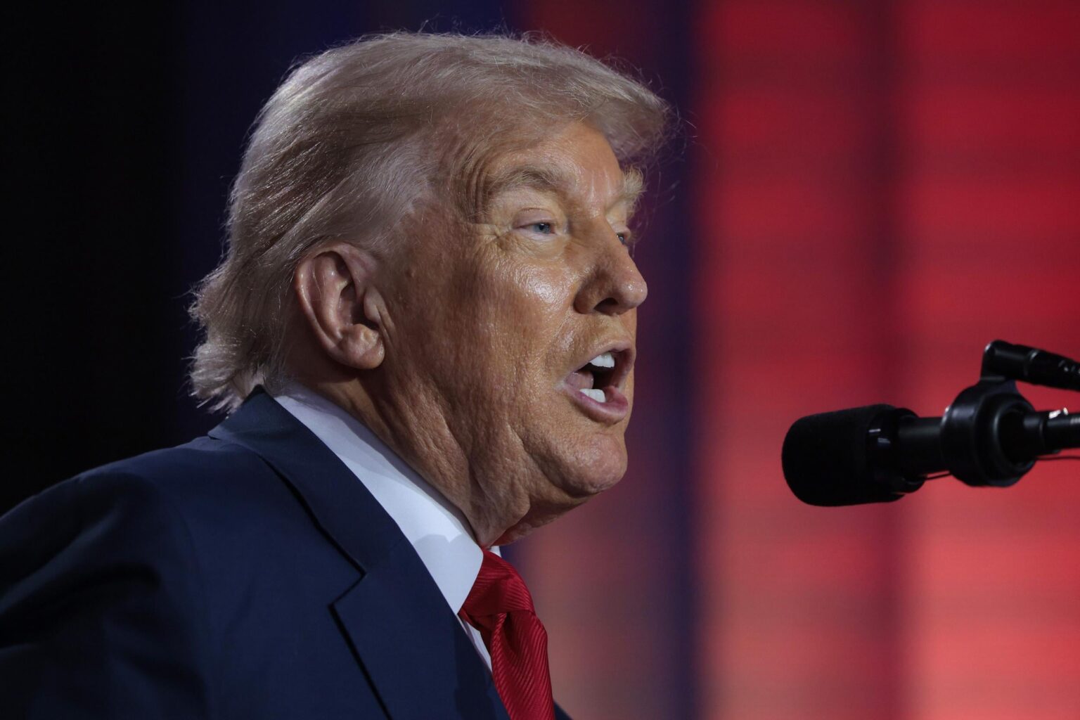 大統領職を完了するドナルド・トランプのエプスタインの大騒ぎの中で落ちる