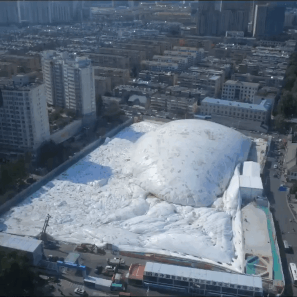 中国は、50m（165フィート）のインフレータブルドームをジナンの建設現場に建設し、周囲をほこりや騒音から保護しています。 （20.000平方メートル）