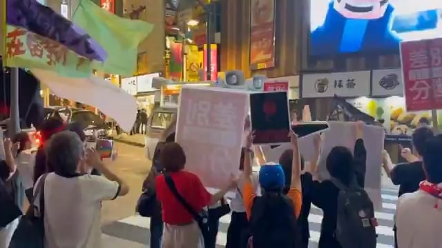 【動画】新宿駅東南口での石川大我街宣が終わり吉良よし子街宣が始まろうとしていたときに参政党の選挙カーが通りかかった。その場にいた大勢の人が一斉に「帰れ」コールを始めると参政党のスピーカーから流れる声色が急に変わり「日本から出ていけ」と。やっぱ差別主義者は本性隠せない