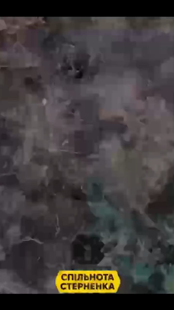 ロシアの兵士は、怪我をした同志を逃亡者から押し出した
