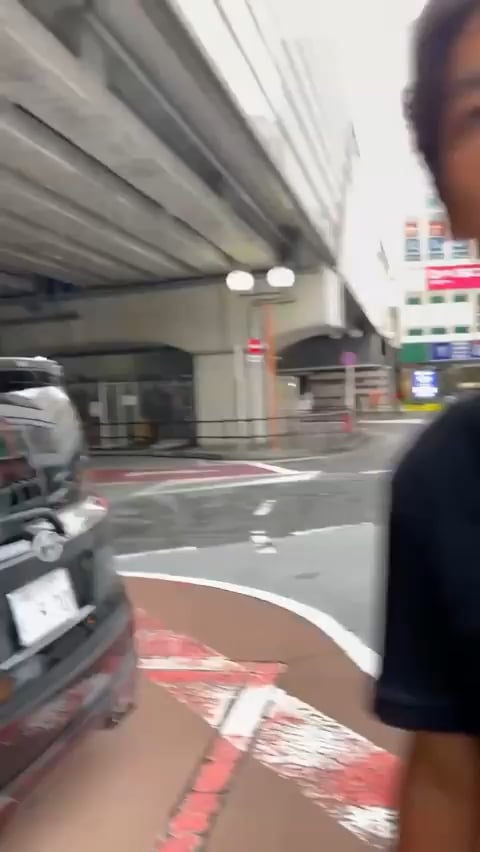 【動画】‪このチンピラにーちゃん、この前選挙通ったばっかりの参政党の都議なのか〜。こういうことをするやつに議席を与えて調子づかせてしまっているのね。感じ悪すぎるし、やばすぎる。‬