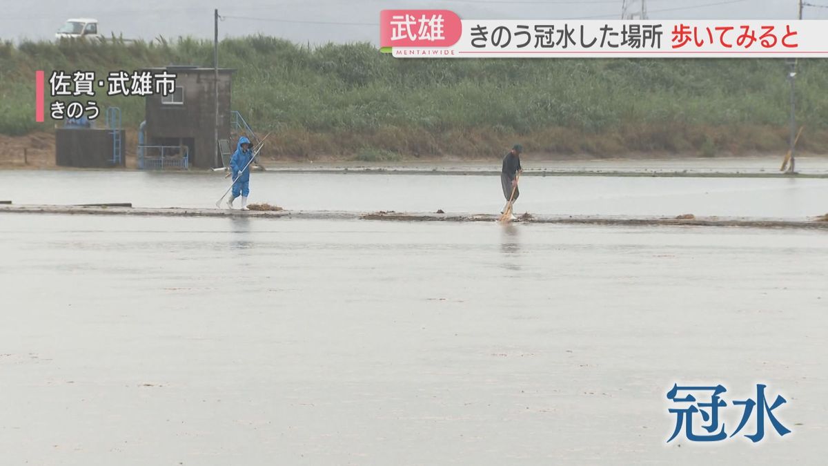 冠水から一夜明け　水がひいた道路で片づけ作業　近くの住民は「荷物を2階に」13日から再び大雨の恐れ　佐賀