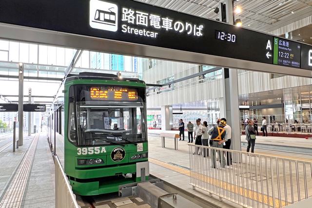広電電鉄・駅前大橋ルート、広島駅の新ホーム公開と路面電車の乗り入れ試運転の様子