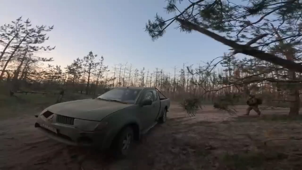 コロンビアの兵士はウクライナの大砲の下で負傷したウクライナの運転手を救助する