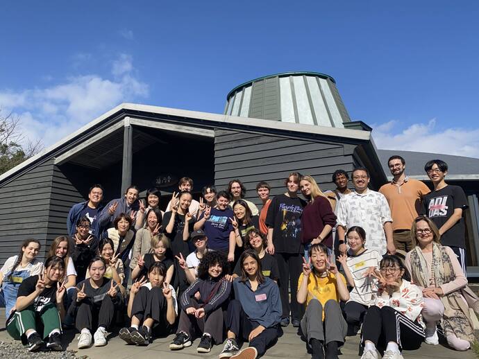 演劇アカデミーでフランス芸術学校と交流している写真