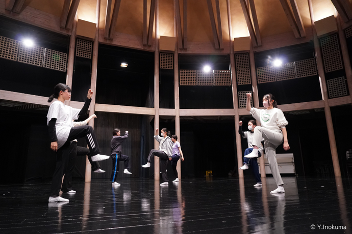 演劇アカデミーに参加する学生の写真